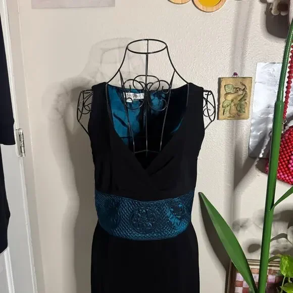 Kay Unger Sleeveless V Neck Sheath Dress 6 - Picture 4 of 11